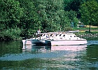 SegelKat mit gelegtem Mast bei Sandbach, Donau-km 2241